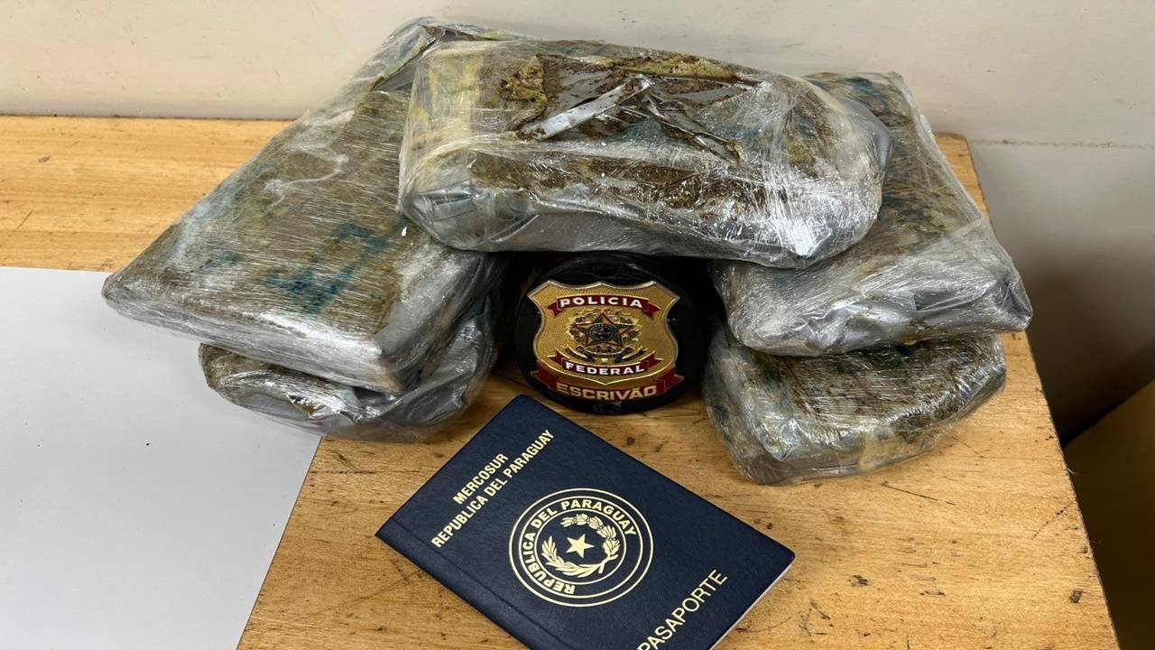 Paraguaia é presa com 3,5kg de cocaína em fundo falso de mala no Aeroporto de Foz do Iguaçu