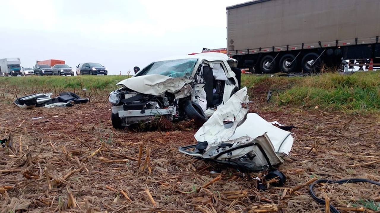 Colisão frontal deixa uma pessoa morta e deixa duas feridas na PRC-158