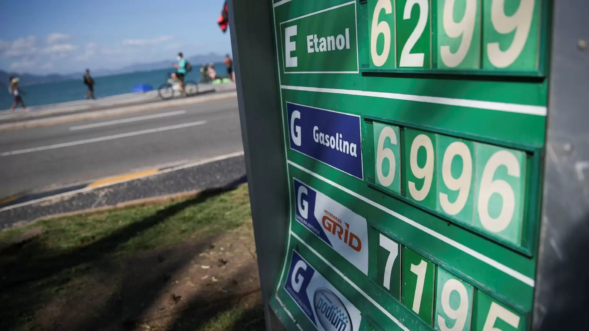 Preço da gasolina sobe pela 8ª semana nos postos do Brasil