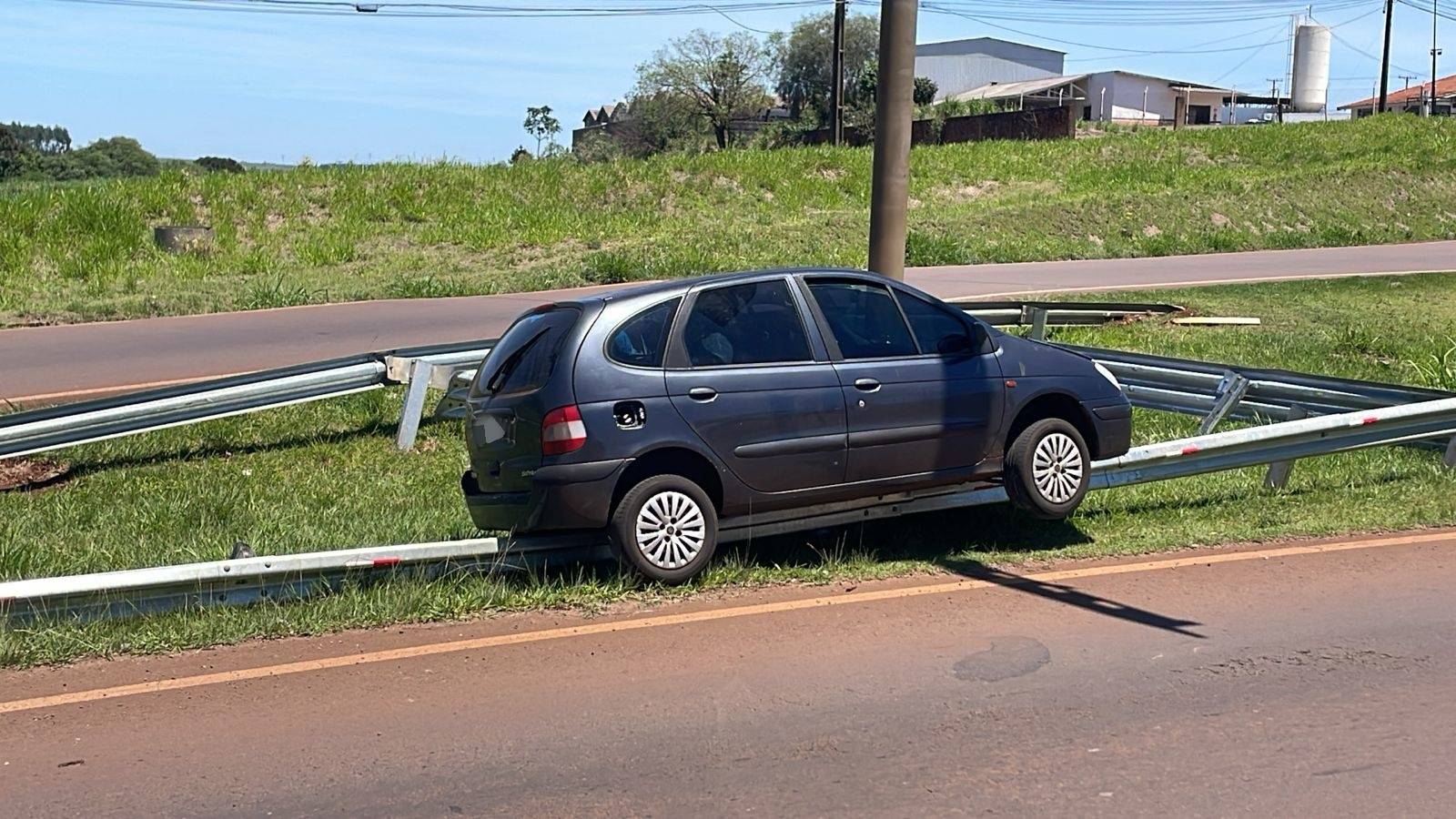 Veículo sobe em guard rail após condutora passar mal no trevo de acesso à BR 467 em Cascavel