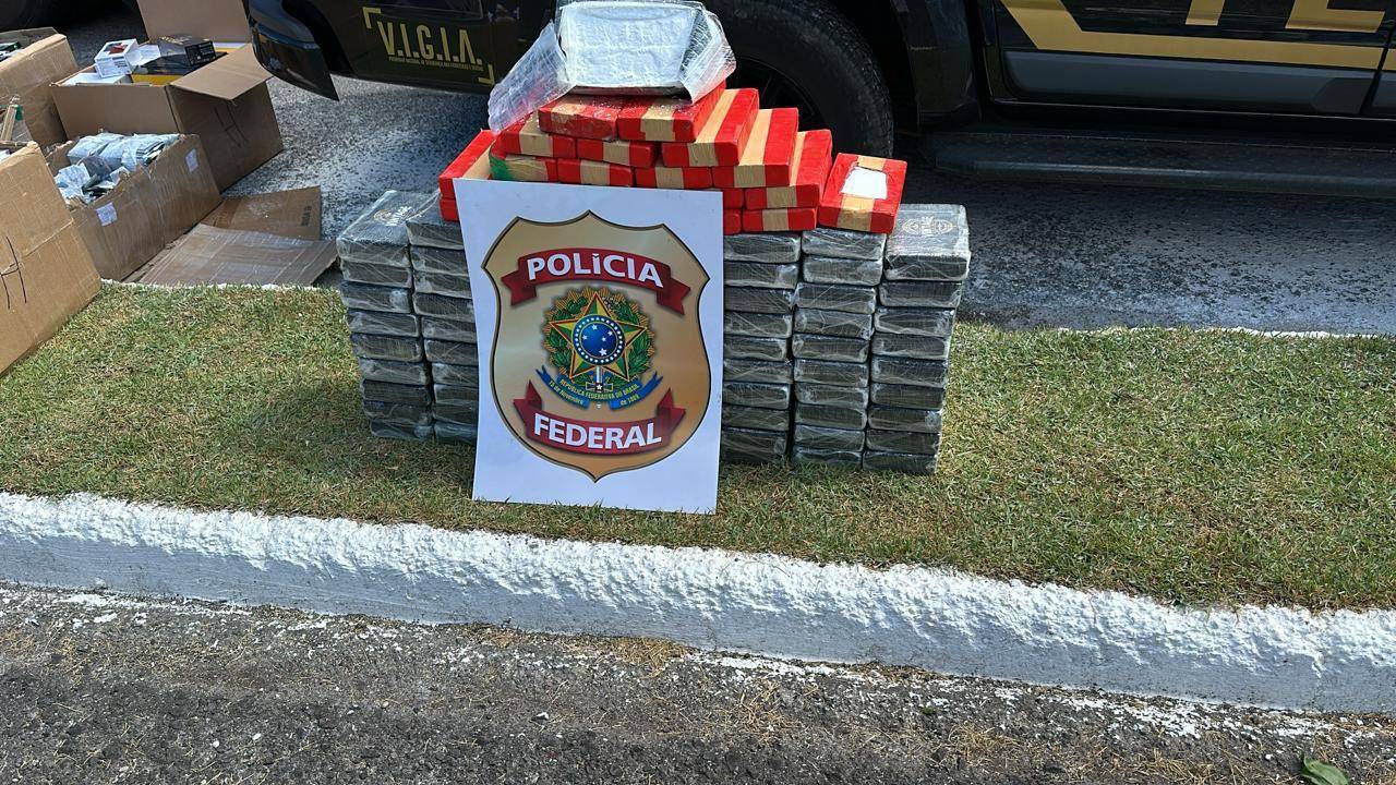 Polícia Federal apreende cocaína e contrabando em caminhão com destino a Cascavel