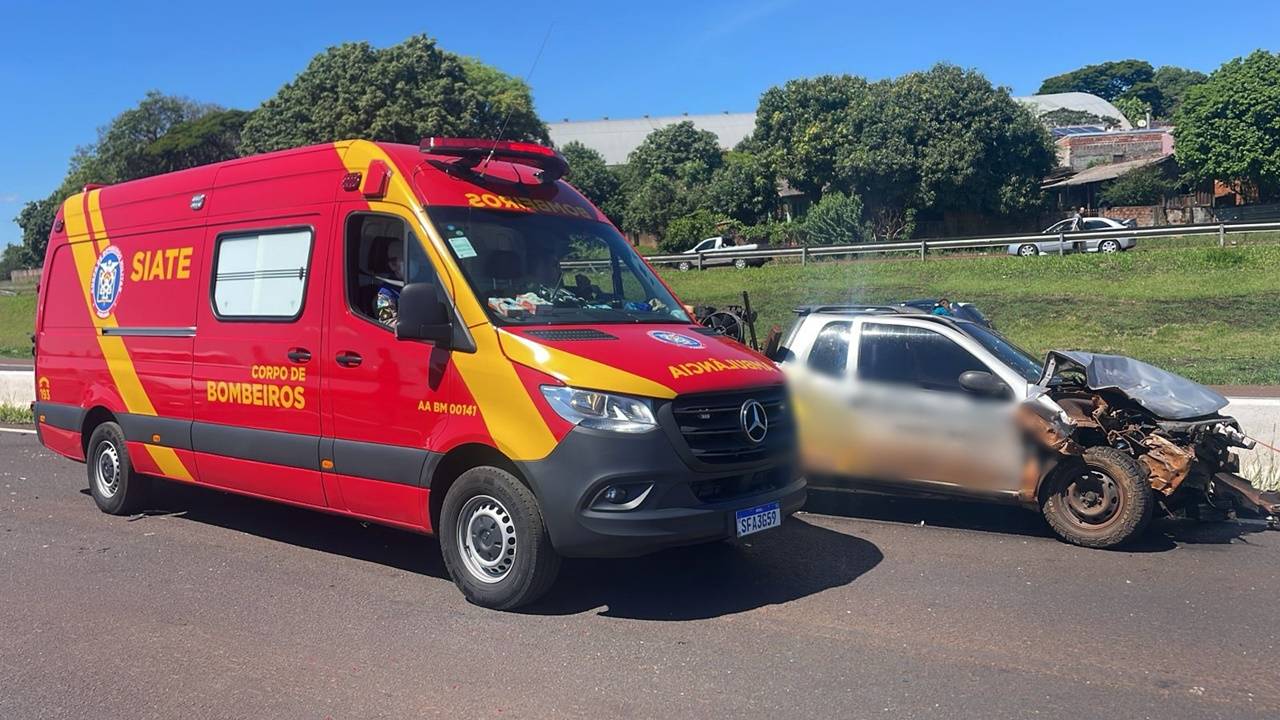 Strada colide violentamente em Onix parado no acostamento da PRc-467, em Cascavel