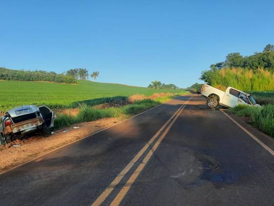 Colisão frontal deixa três feridos na PR-474 em Anahy