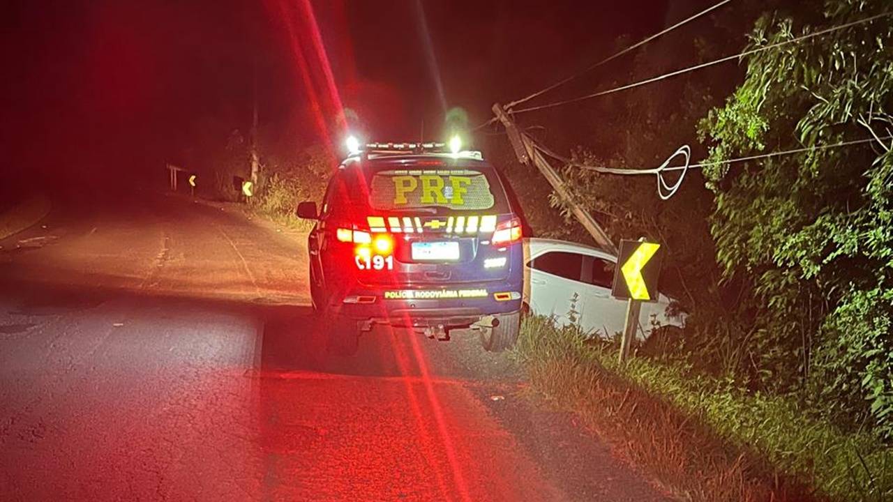 Motorista embriagado causa acidente na BR-153 e é preso