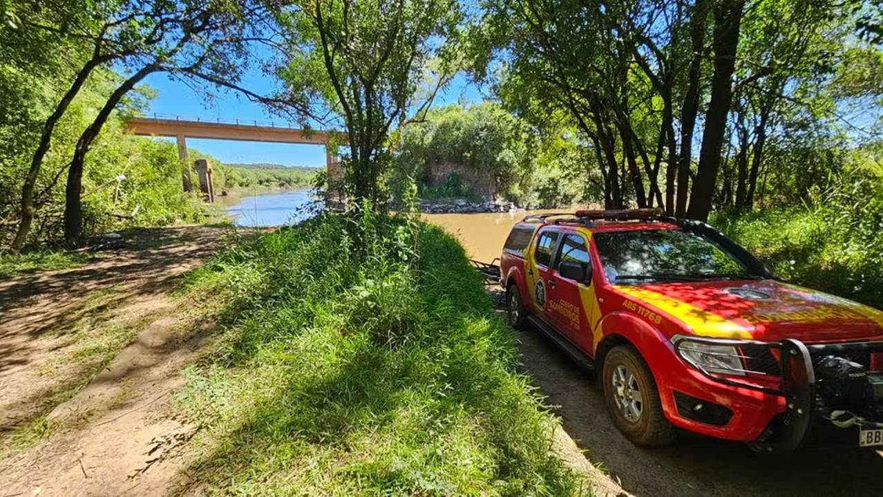 Homem desaparece ao tentar atravessar Rio Tibagi nadando; buscas intensificadas