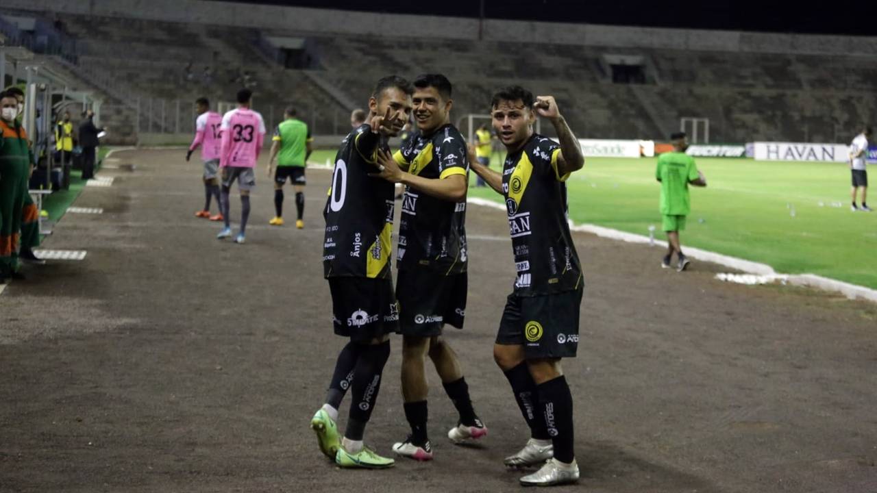 FC Cascavel vence o União e segue na liderança do Paranaense