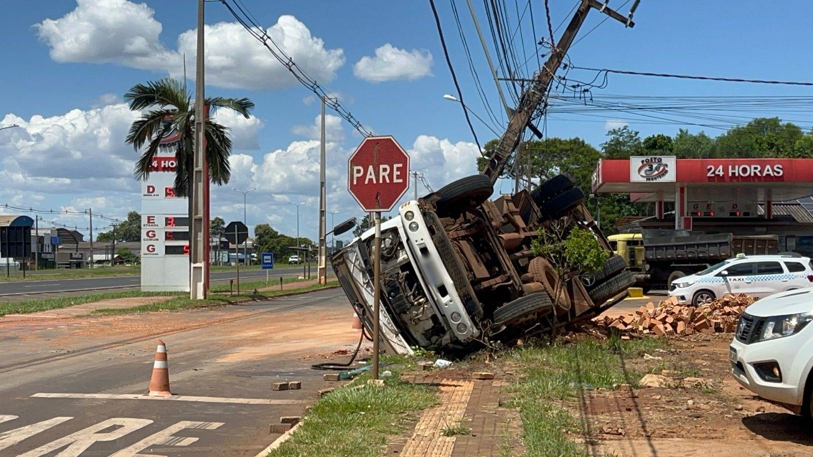 Caminhão carregado com tijolos fica sem freio e tomba na marginal da BR-277 em Foz do Iguaçu