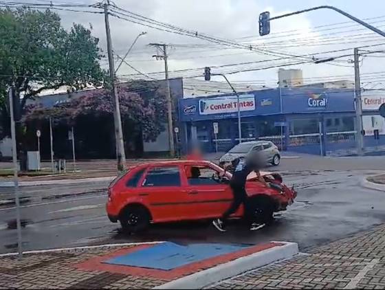 Forte colisão entre Gol e Palio é registro na Avenida Brasil, no centro de Cascavel