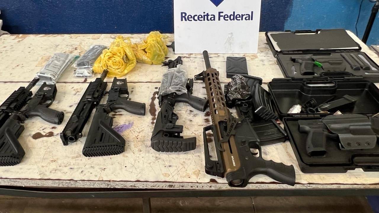 Receita Federal em conjunto com DEIC-RS apreende diversas armas em fundo falso de ônibus de turismo