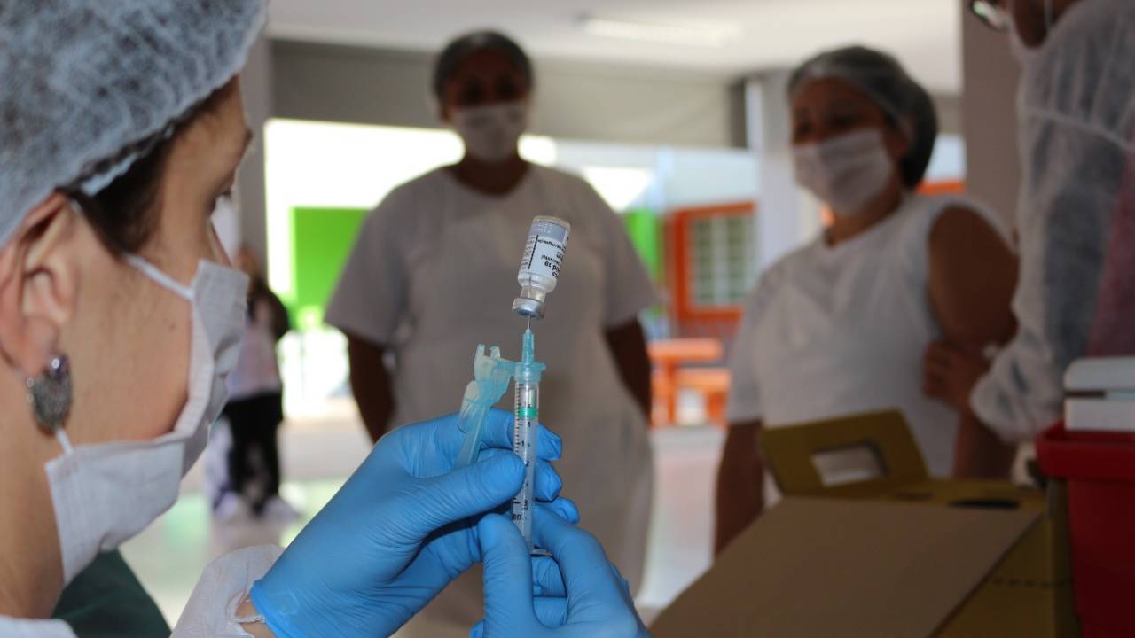 Cascavel inicia a segunda dose da vacina para os profissionais da Educação