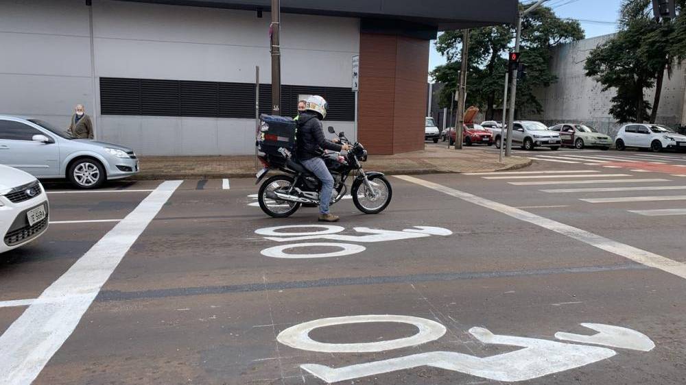 Ação educativa apresenta nova sinalização com "área de espera" para motos em semáforos de Cascavel