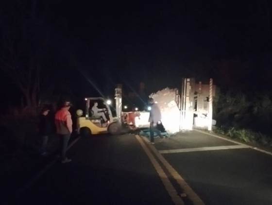 Caminhão de Cascavel tomba na PR-471 em Catanduvas e deixa duas pessoas feridas