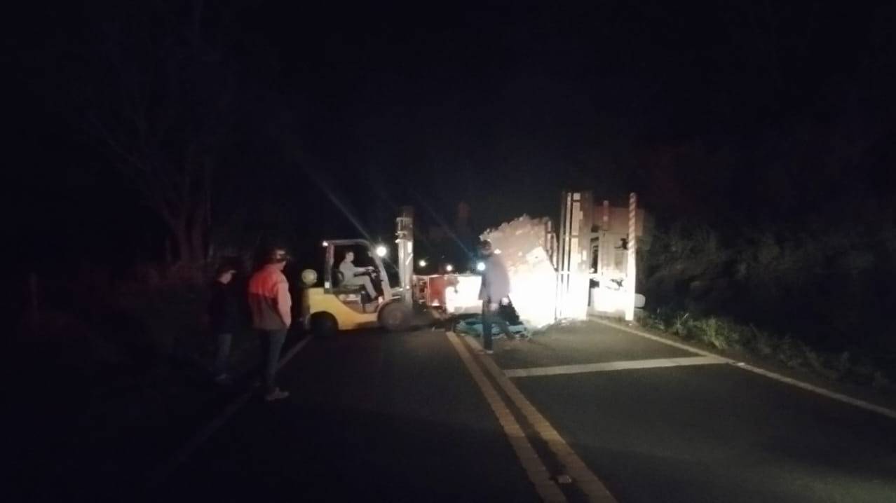 Caminhão de Cascavel tomba na PR-471 em Catanduvas e deixa duas pessoas feridas