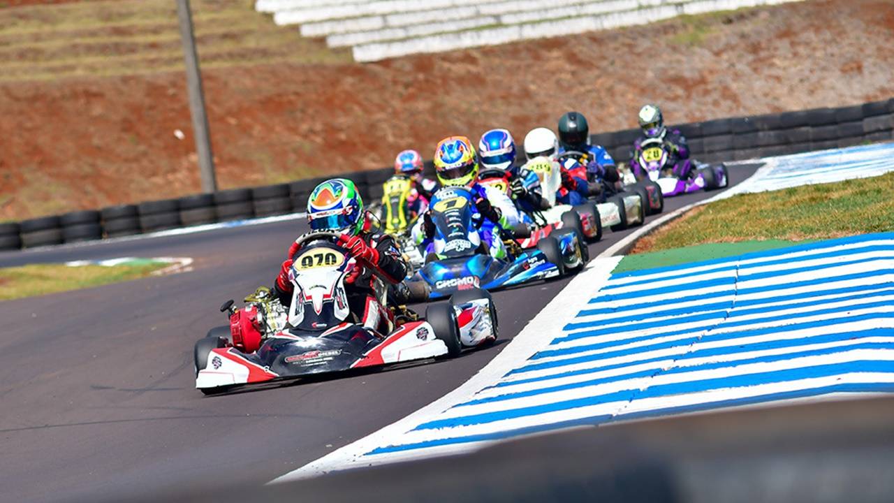 Metropolitano de Kart de Cascavel tem provas quentes no sábado de frio