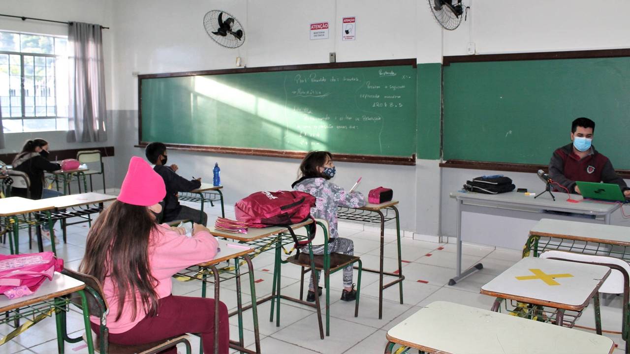 Com novo cenário da pandemia, ensino presencial passa a ser prioridade no Paraná