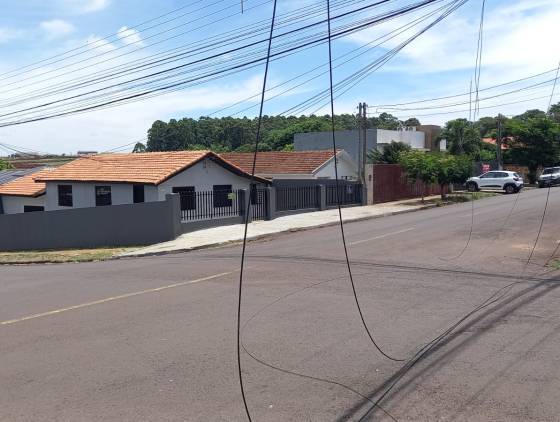 Fios de telefonia caídos causam perigo em cruzamento no bairro Guarujá