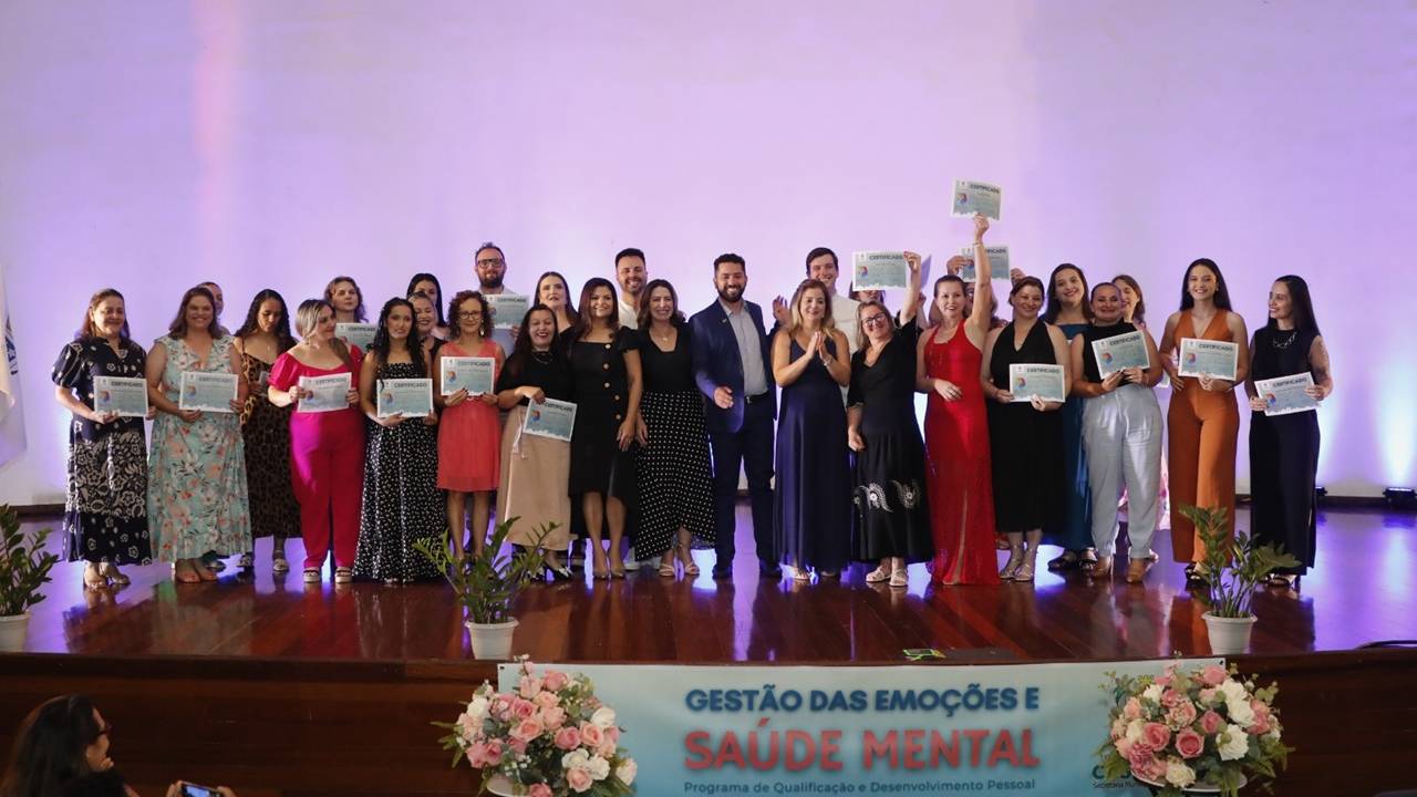 Gestão das emoções: Servidores da Educação em Cascavel recebem certificação após curso