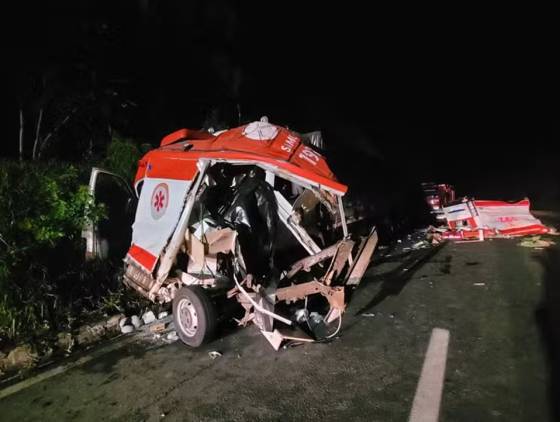 Três socorristas e um paciente morrem em acidente entre ambulância e caminhão na BR-476