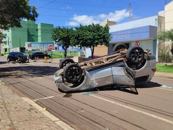 Forte colisão entre Nissan March e Pajero deixa adolescente ferido em Cascavel