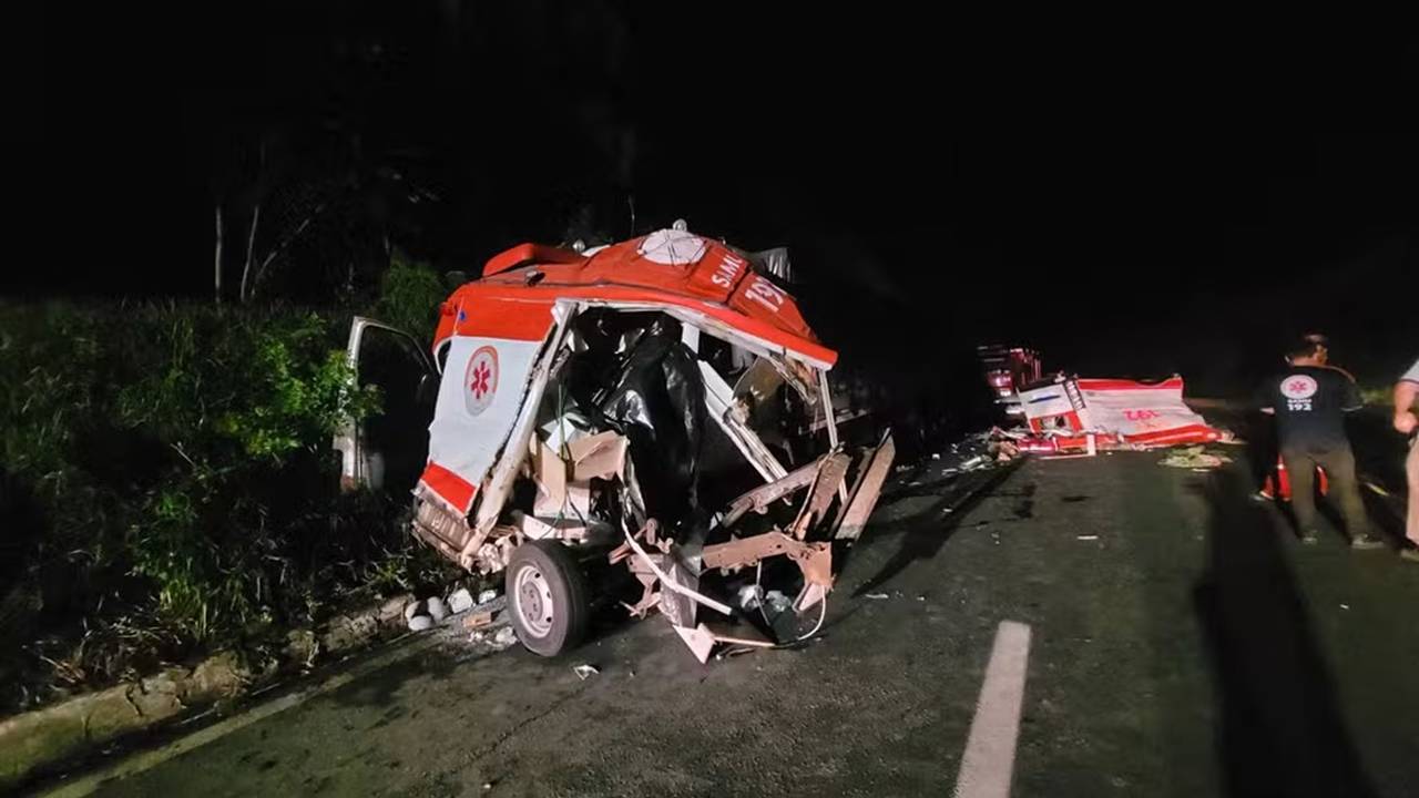 Três socorristas e um paciente morrem em acidente entre ambulância e caminhão na BR-476