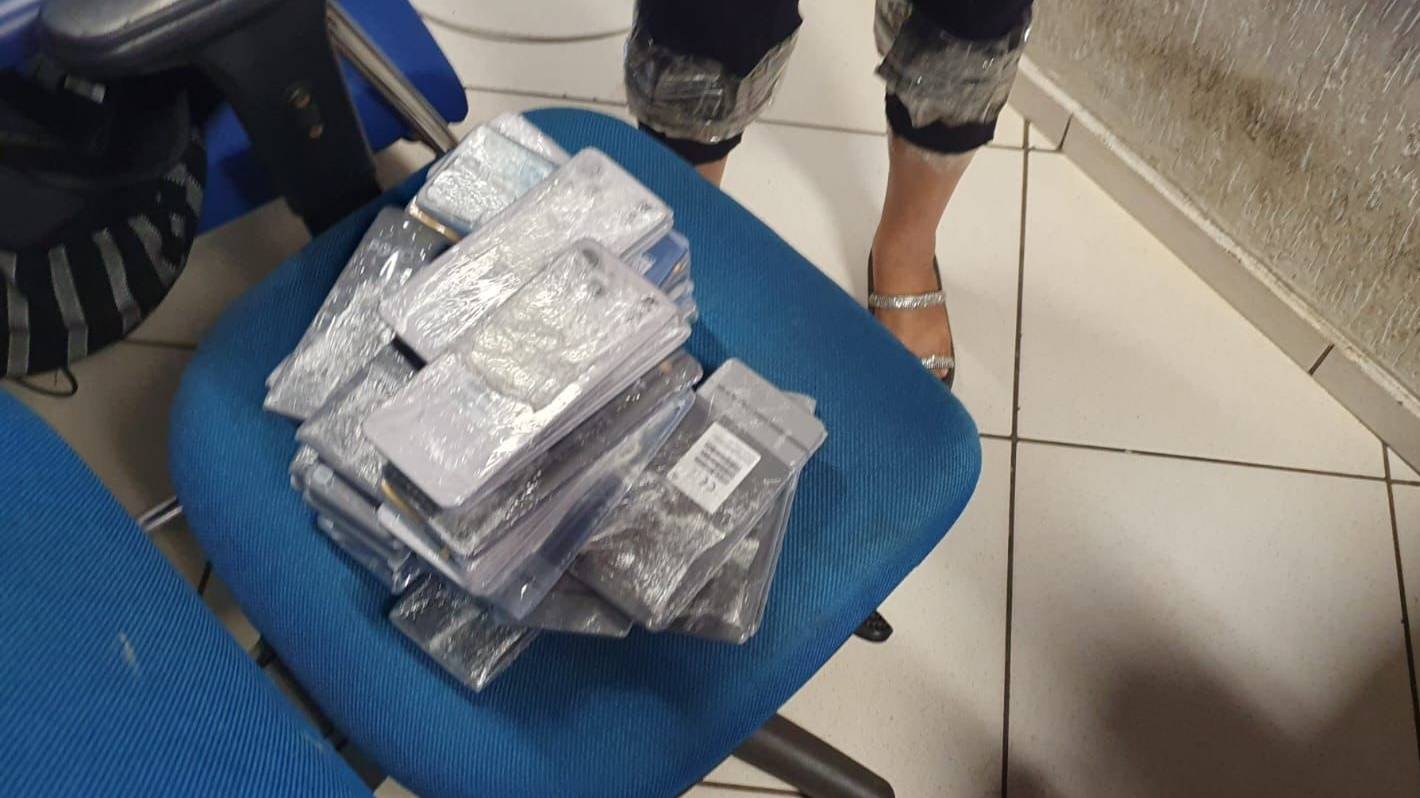 Mulher é flagrada com 40 celulares de diversas marcas escondidos no corpo