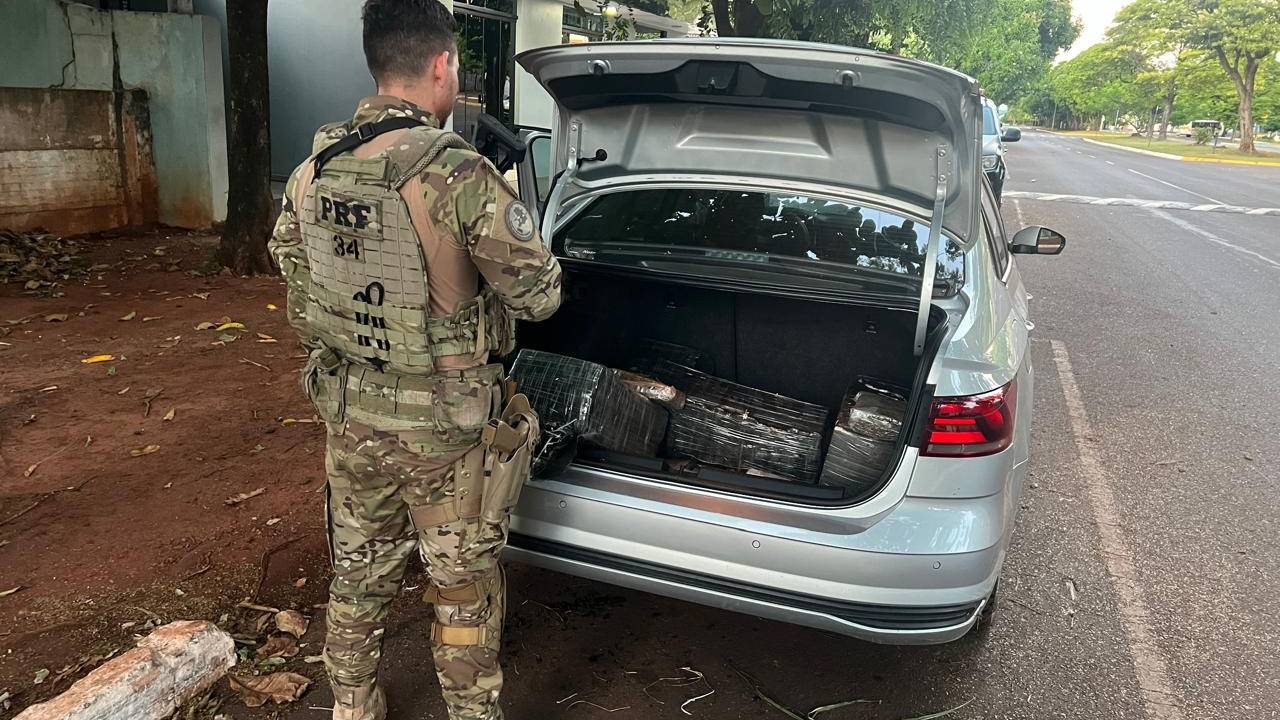 PRF apreende 132 quilos de maconha em carro roubado durante operação em Guaíra