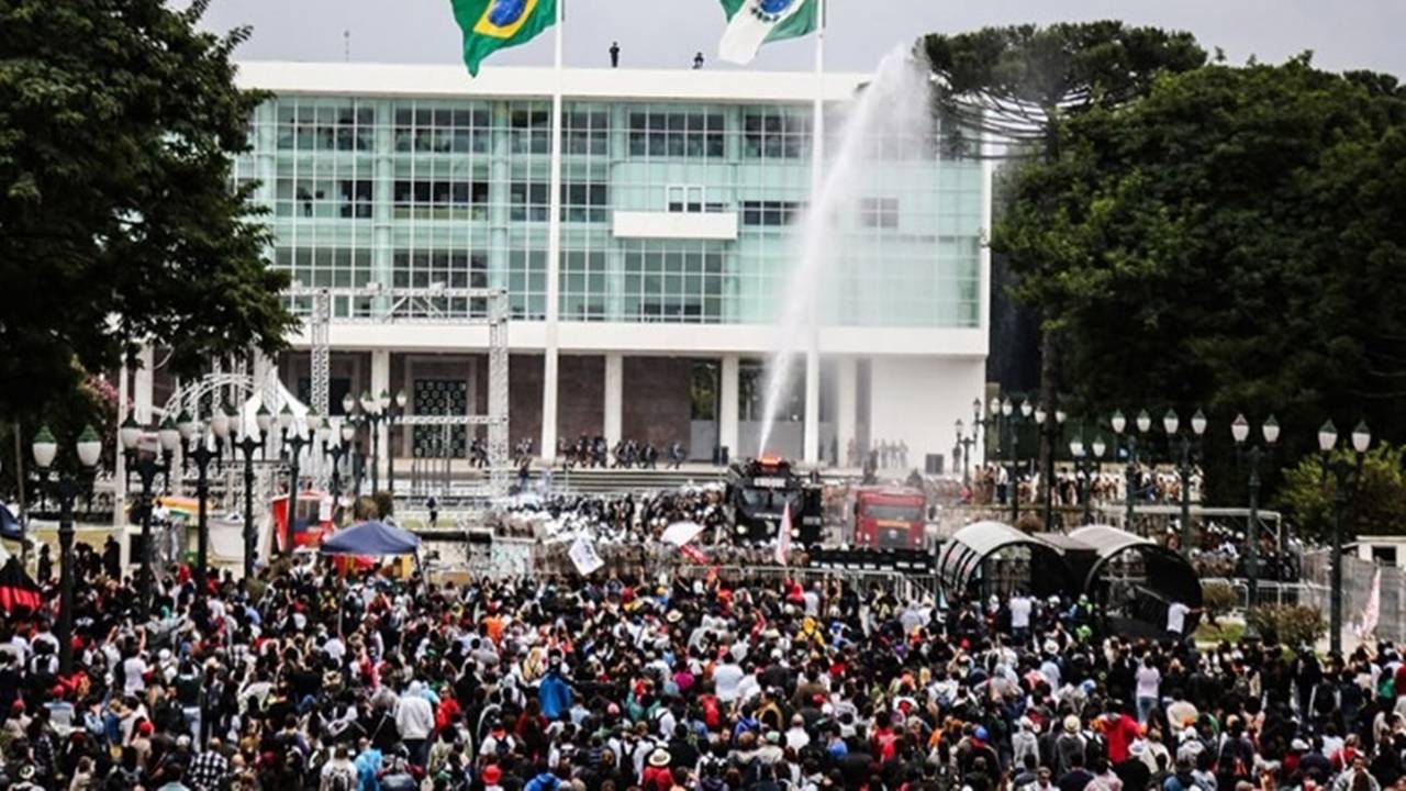 Educadores do Paraná paralisam atividades nesta sexta e lembram violência de 29 de abril