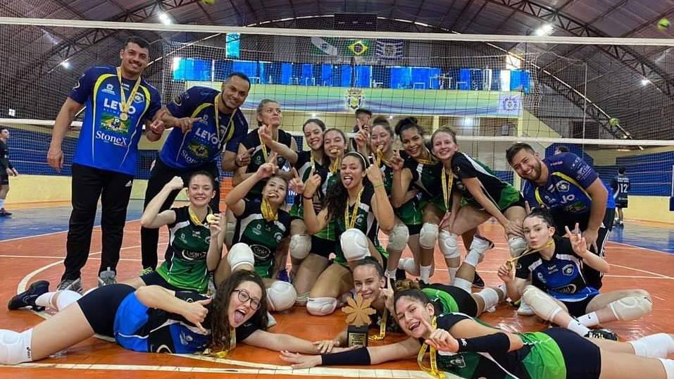 Vôlei Clube Cascavel fatura o ouro no voleibol masculino e feminino na fase regional dos JOJUP’S