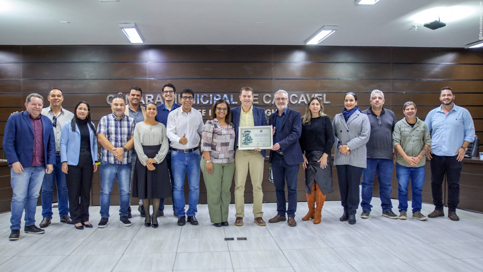 Professor Santello homenageia organizadores da Feira Expoconstruindo