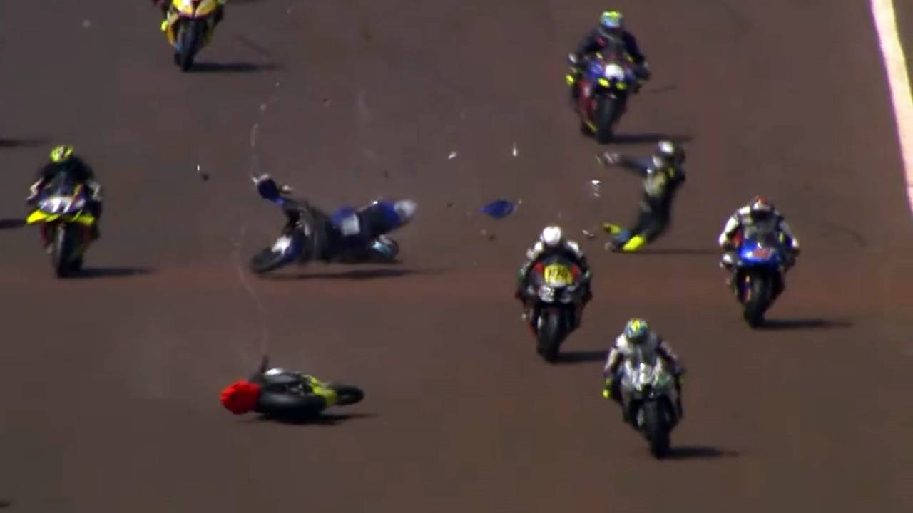 VÍDEO: Pilotos sofrem acidente impressionante em corrida de motos
