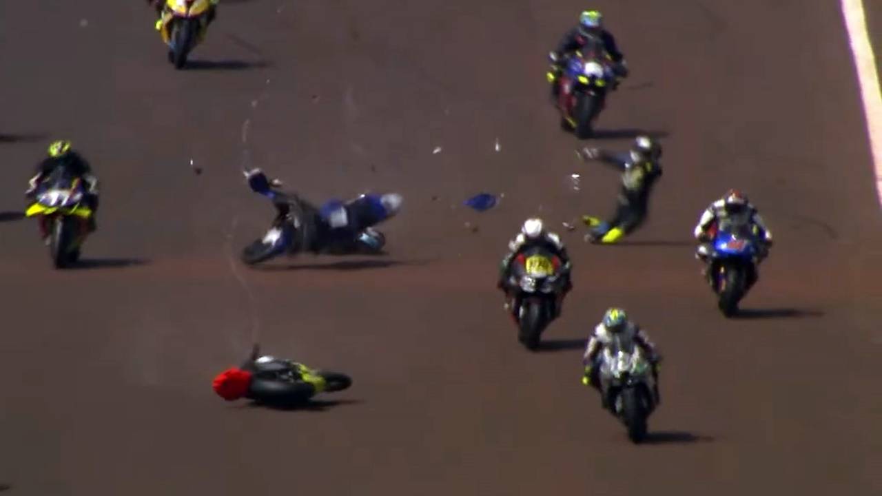 Imagens impressionantes: Grave acidente interrompe corrida da Moto