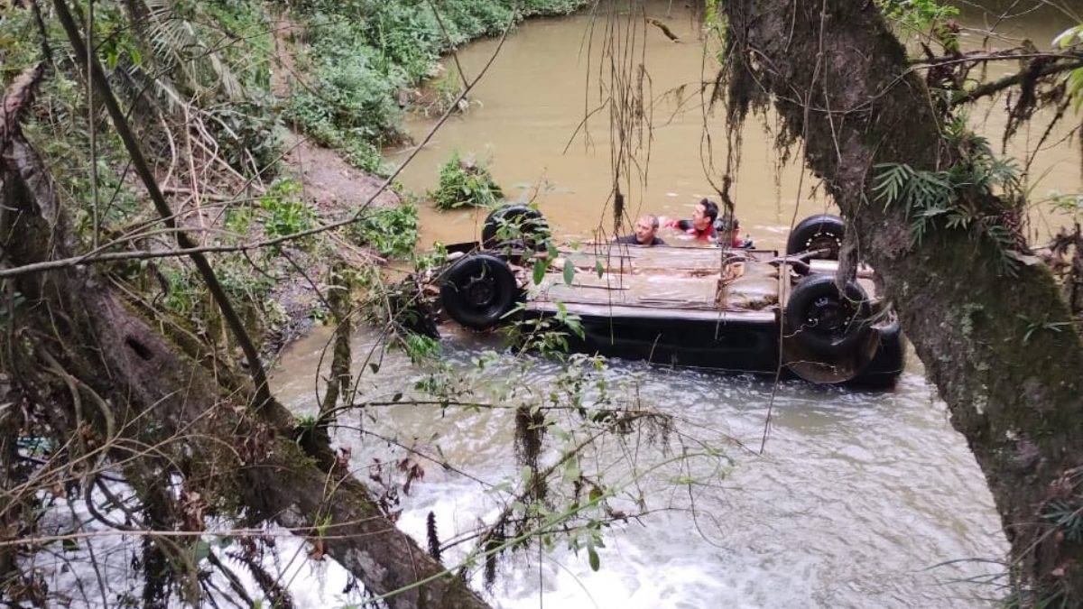 Jovens de 14 e 20 anos são encontrados mortos em carro submerso em rio no PR