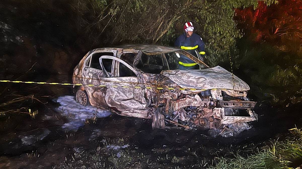 Gol de Cascavel pega fogo após colisão com Strada na PR-484, no oeste do Paraná; Uma pessoa morreu