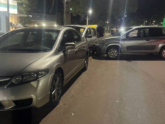 Acidente envolvendo três carros causa danos materiais na Avenida Brasil