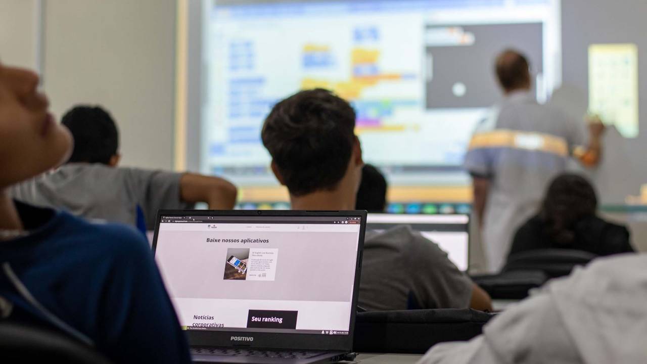 Games, aulas de inglês e robótica: Estado investe cada vez mais em tecnologia para os estudantes