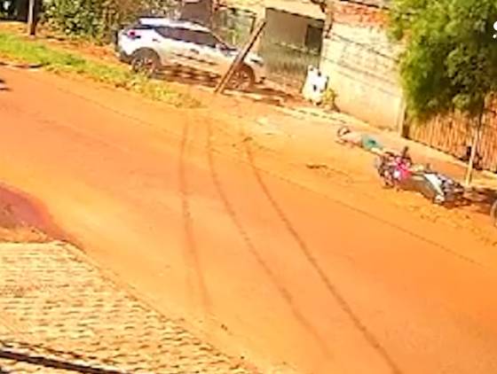 Acidente grave com motociclista é registrado por câmera de segurança em Cascavel