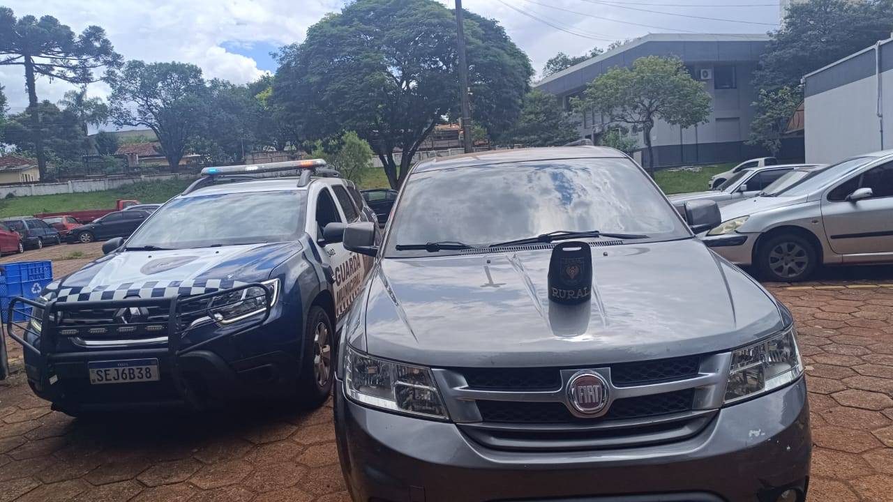 Guarda Municipal recupera veículo furtado em estacionamento de supermercado em Cascavel