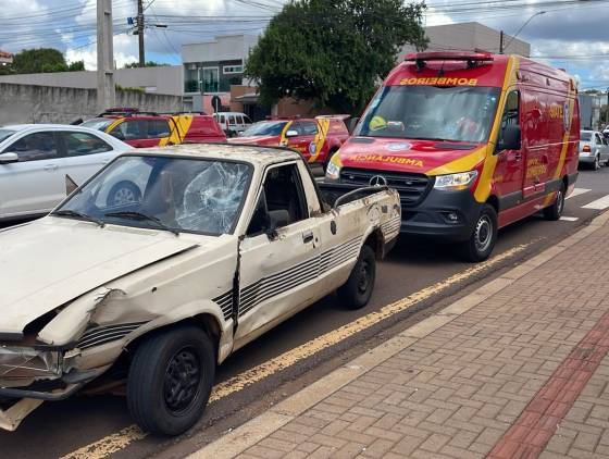 Motociclista fica gravemente ferida após forte colisão no Jardim Clarito em Cascavel