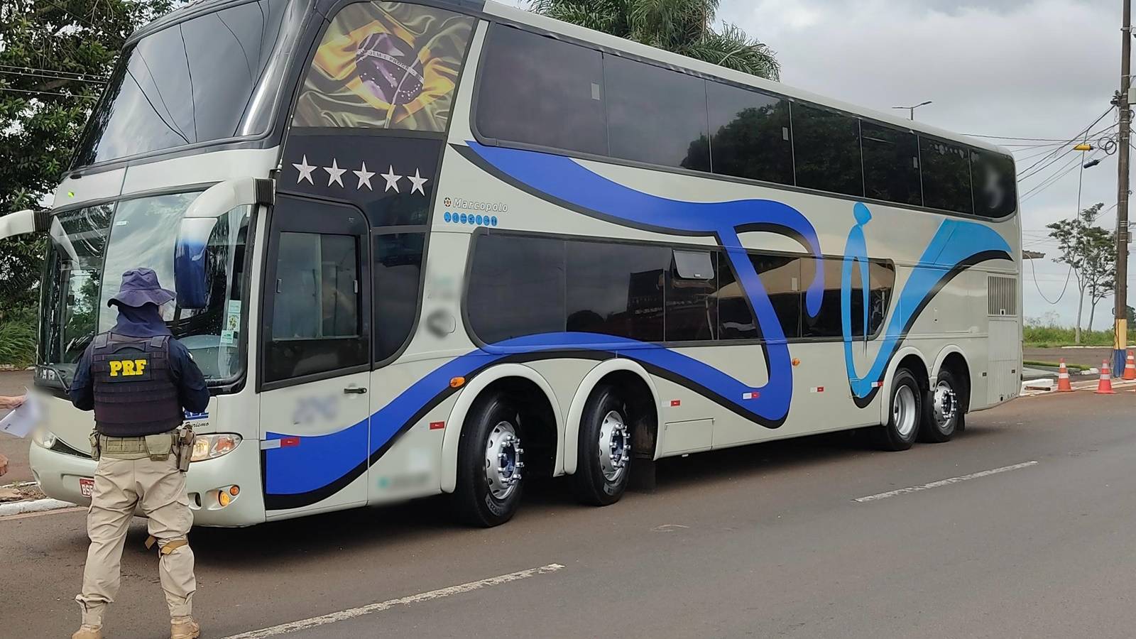 PRF retém ônibus fretado com mais de 50 passageiros argentinos próximo à tríplice fronteira