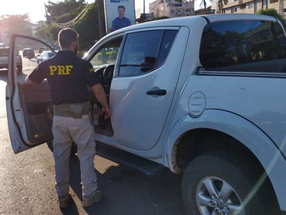 PRF recupera caminhonete furtada em Cascavel, antes que ela cruzasse a fronteira para o Paraguai