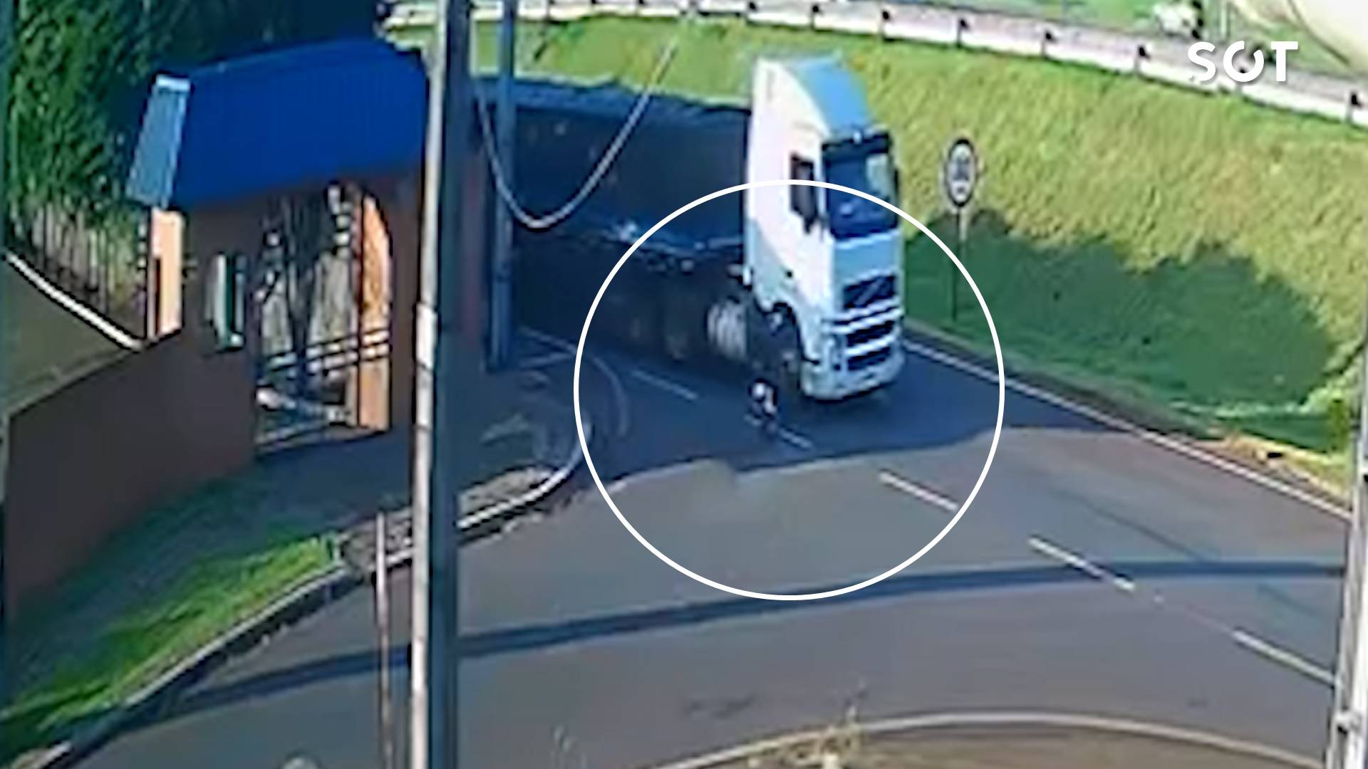 Motociclista escapa ileso após colisão com caminhão na marginal da PRc-467 em Cascavel