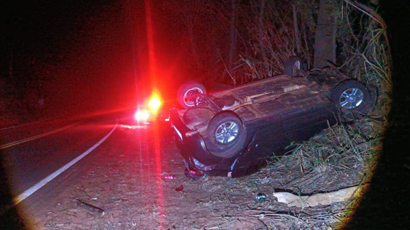 Carro sai da pista e capota em árvore na PR-490 em Altônia