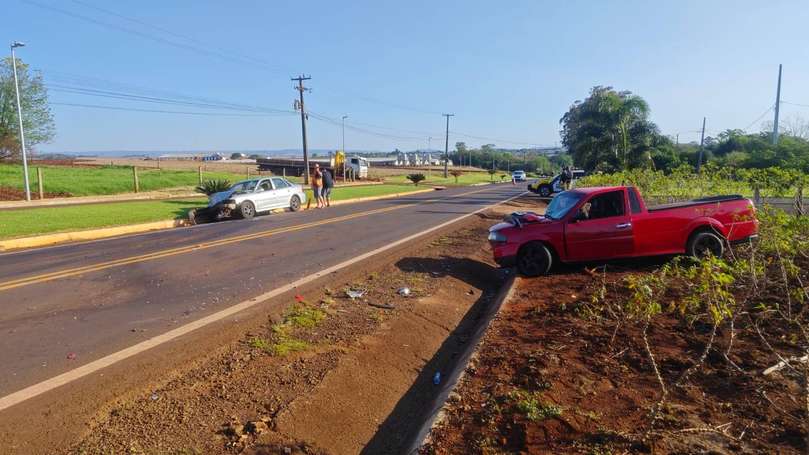 Colisão lateral deixa três pessoas feridas na PR-495 em Pato Bragado