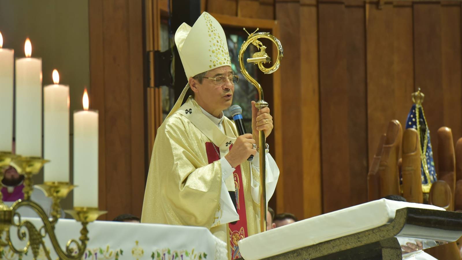 Arcebispo Dom José Mário Scalon Angonese recebe Pálio em Cerimônia na Catedral de Cascavel