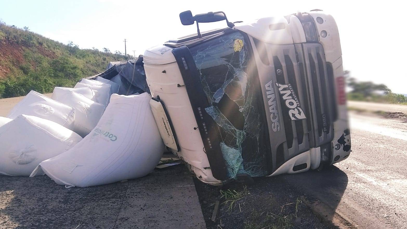 Carreta tomba na BR-277 e motorista morre no acidente em Candói