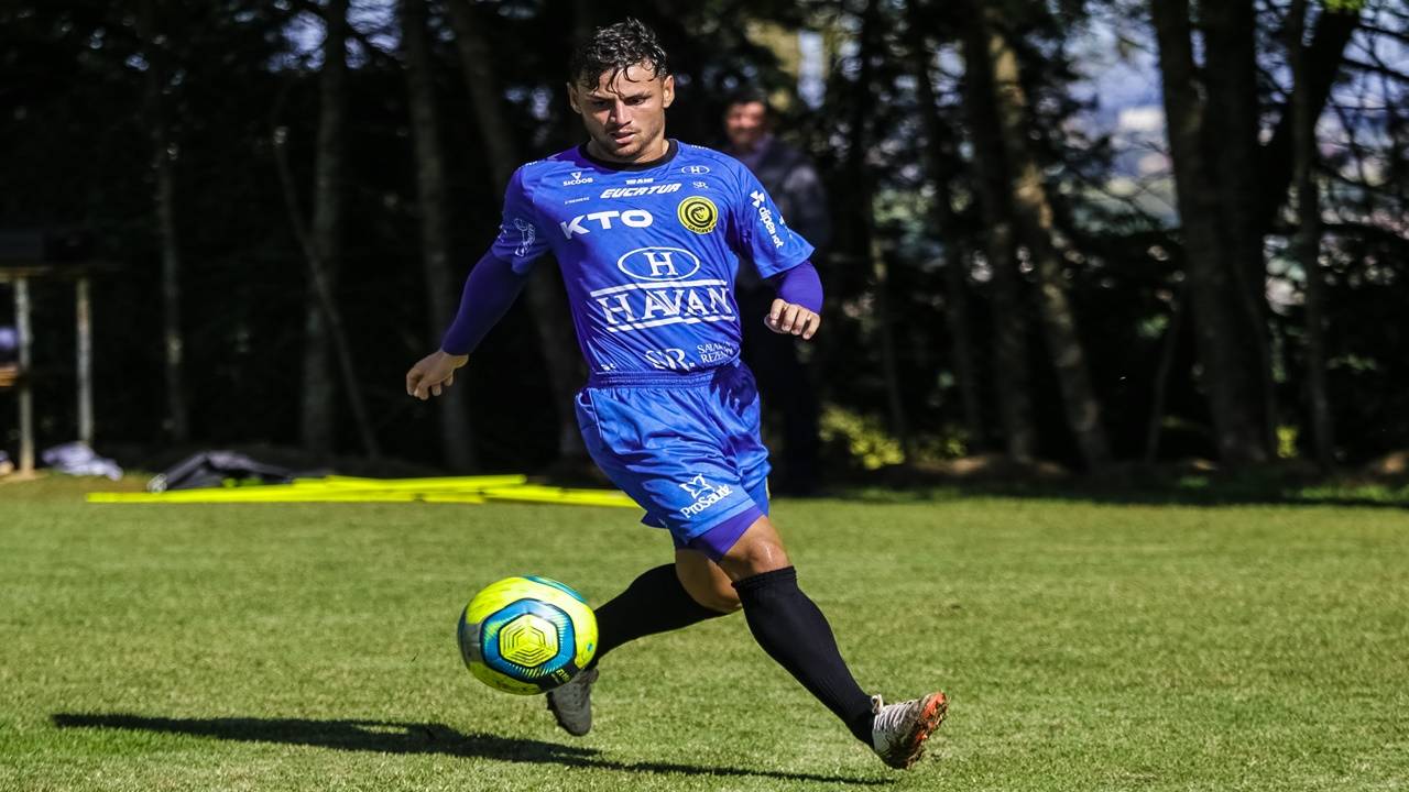 FC Cascavel acerta permanência do lateral Doka