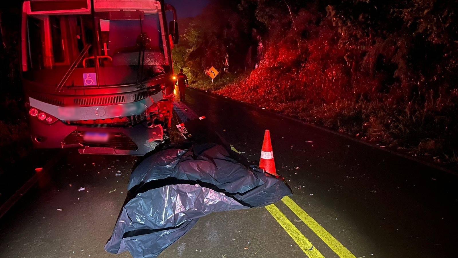 Motociclista morre na hora em violenta colisão frontal com ônibus na PR-573 em Corbélia