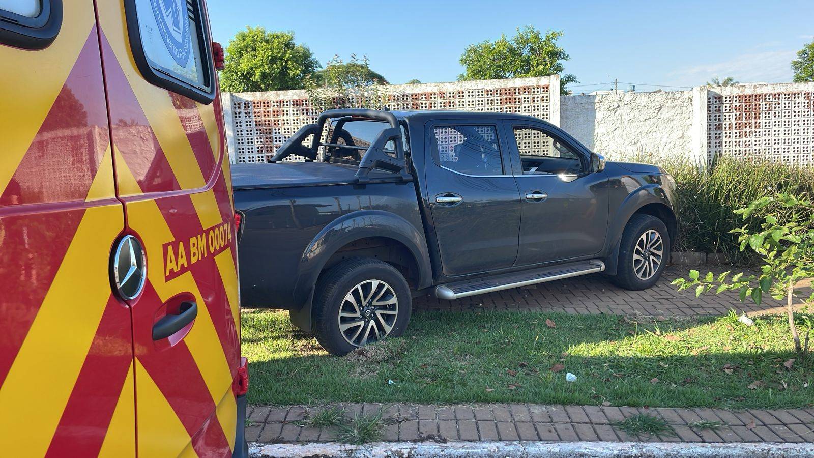 Condutor morre após sofrer mal súbito e colidir veículo contra o muro do Cemitério São Luiz