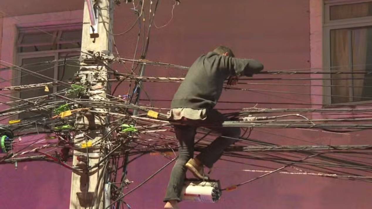 Homem fica preso em fios de telefonia durante tentativa de furto em Curitiba