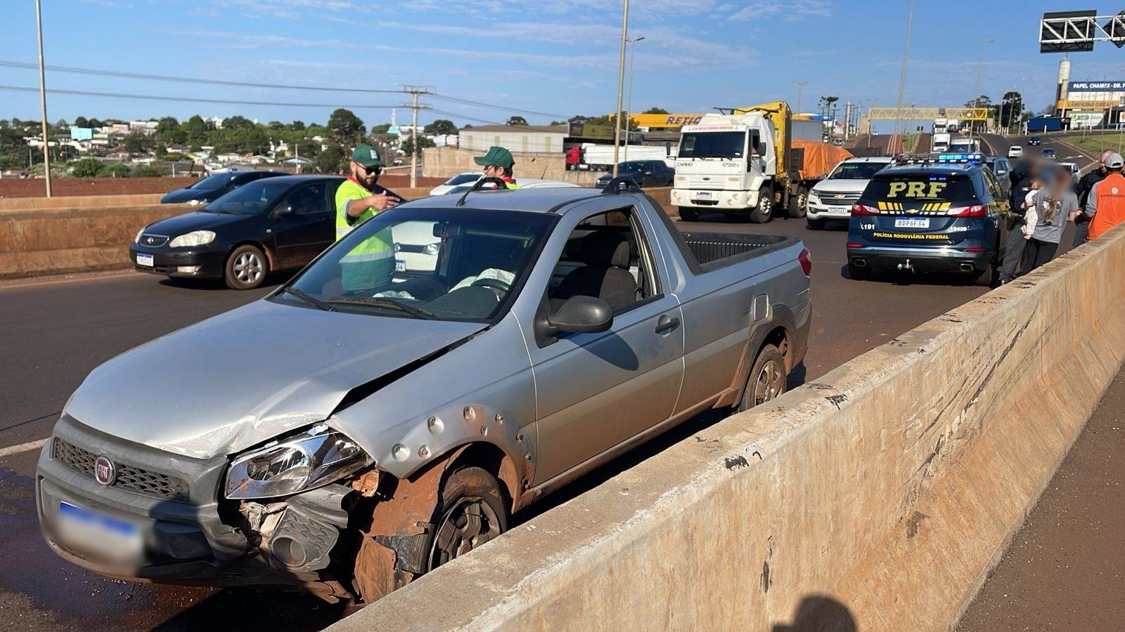 Strada tomba após colisão com caminhão no Trevo Cataratas em Cascavel